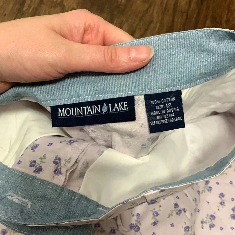 Mountain lake floral shorts - Picture 3 of 5